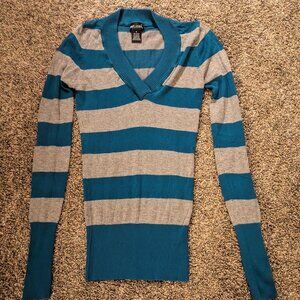 Wet Seal Womens v-neck fitted sweater - S